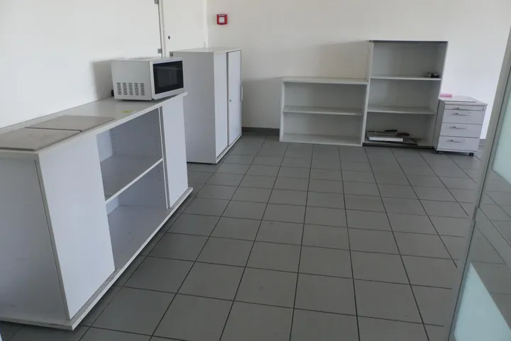 4x Sideboard mit 1x Schreibtischcontainer, ohne Inhalt